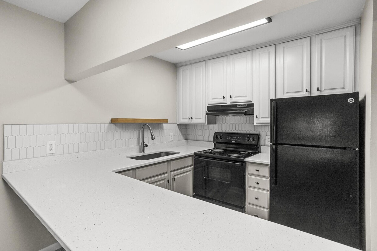 Upgraded 1 Bedroom Kitchen - Belmont Place Apartments