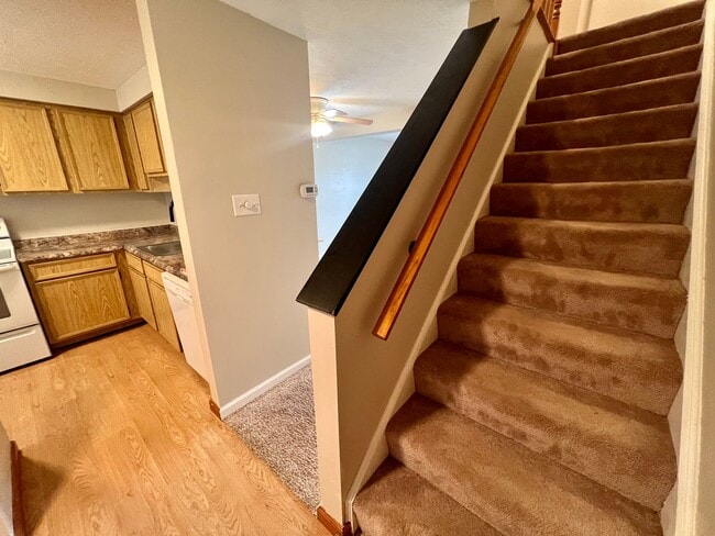 Building Photo - Adorable Townhouse - 2 Bedroom 1.5 Bathroo...