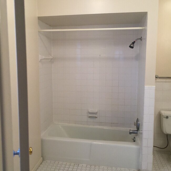 Baño - 560 S 3rd St
