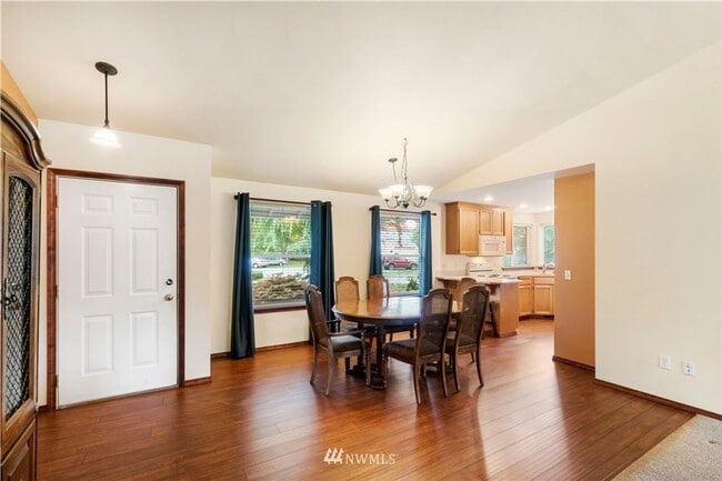 Building Photo - Extremely well maintained Rambler located ...