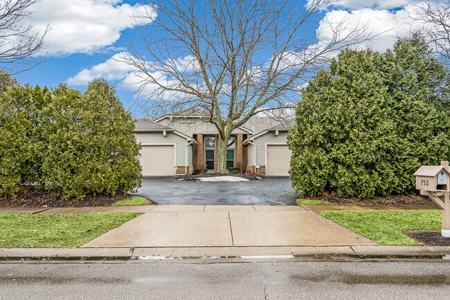 Foto del edificio - 752 Hilltop Ln
