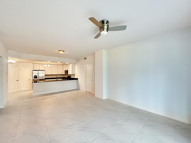 Foto del edificio - 312 Bay Colony Dr N