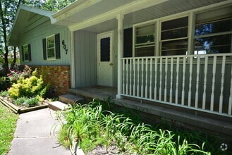 Building Photo - 607 Hillcrest Ave