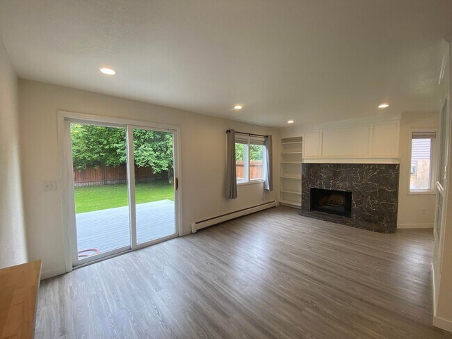 Foto del edificio - A 3 bed, 2.5 bath home that has been meticulously well kept!