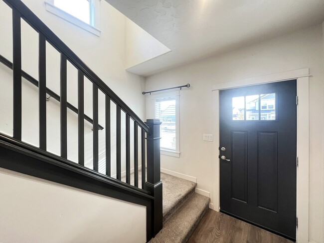 Building Photo - 3315 S Cabin Creek Way