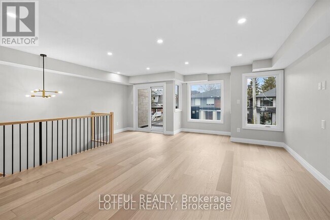 Building Photo - 461 Tweedsmuir Ave