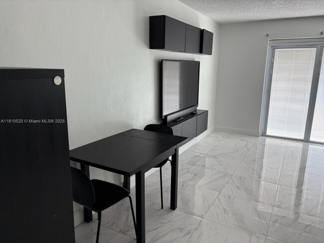 Foto del edificio - 7904 West Dr