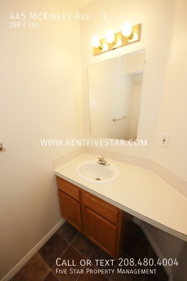 Building Photo - Spacious Townhome With 2 Primary Bedrooms ...