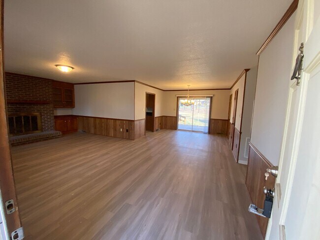 Foto del edificio - 3bed/2bath house on large lot with garage, Minutes from Hwy 73 and I-85, Close to Concord