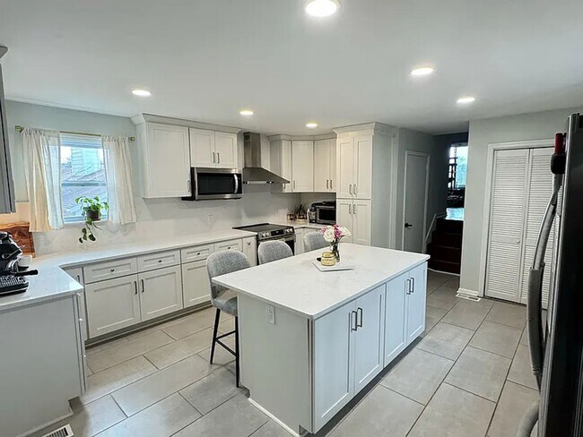 Building Photo - Beautiful 3 Bed 2 Bath Home in Nashville - With Enclosed Back Patio