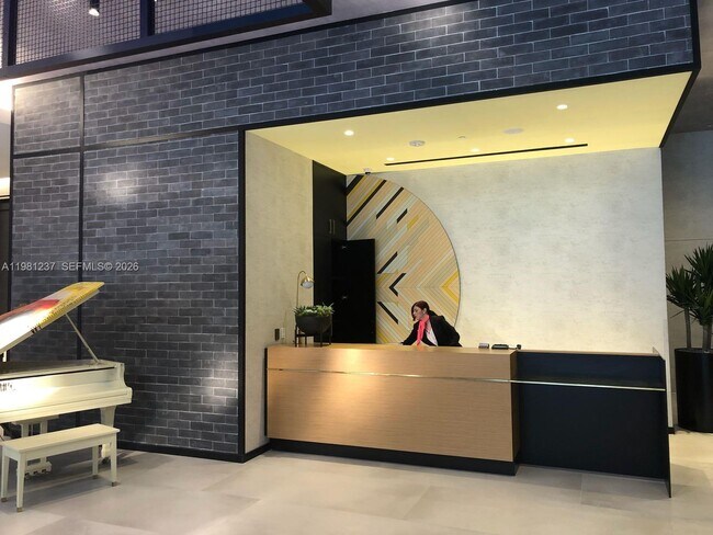 Building Photo - 121 NE 34th St