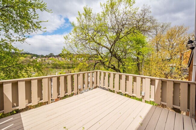 Foto del edificio - AVAILABLE JUNE 1ST! Fully UPDATED 3-bedroom townhouse in Overbrook!