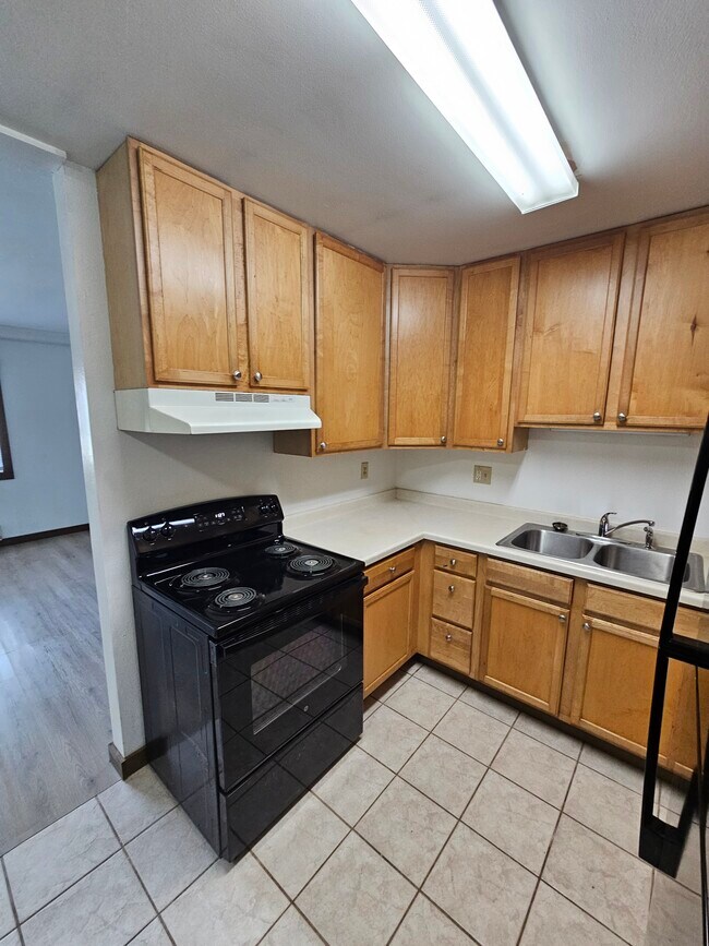 Building Photo - 1709 La Crescent St