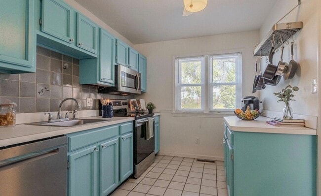 Photo - 712 Woodlawn Ave Townhome
