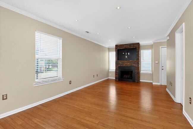Foto del edificio - 3-Story Townhome in Historic Fourth Ward – Uptown Living