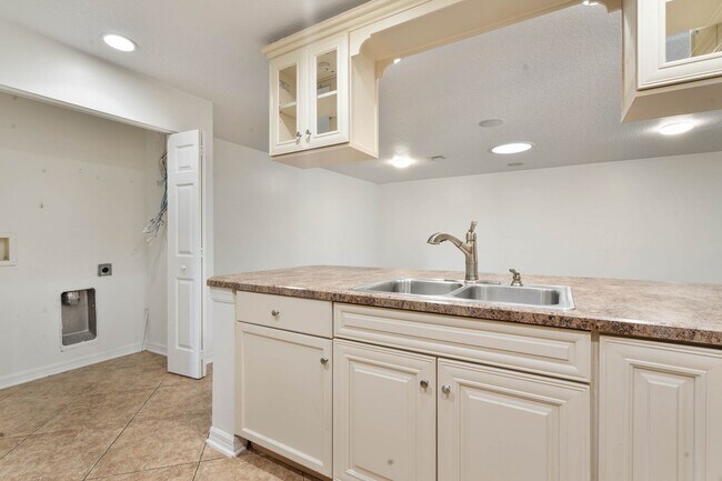 Foto del edificio - Lovely spacious 3bd/2bath townhouse with screen patio!