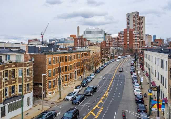 Building Photo - 2Br/1Bth, Great location, right on Green line.