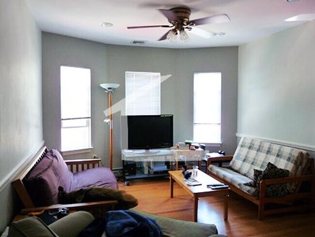 Foto del edificio - HOT ALLSTON LISTING!!!!
