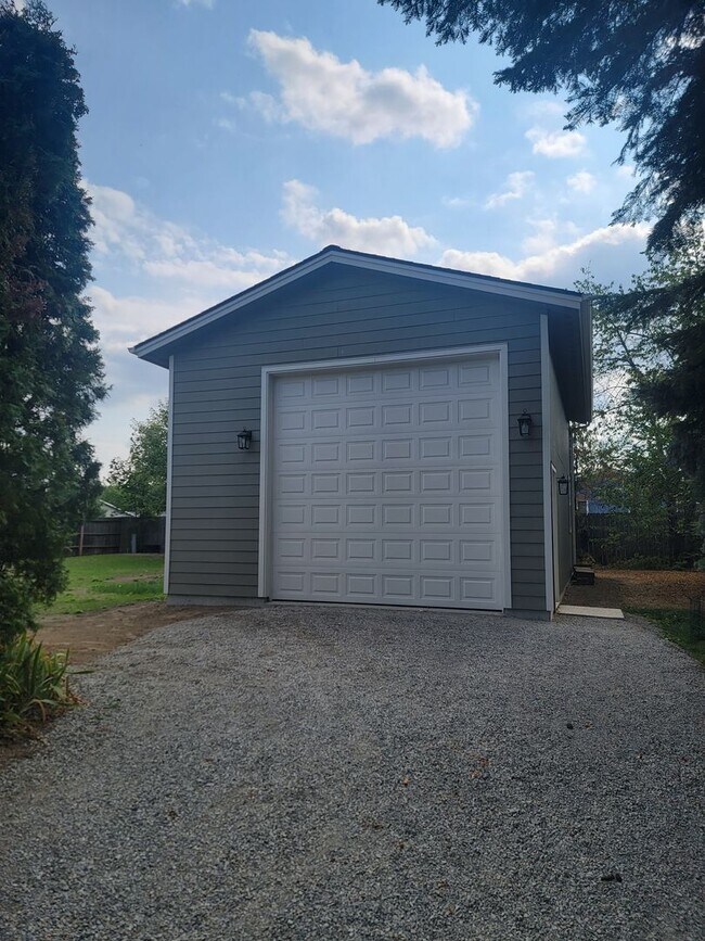 Foto del edificio - Updated 3 Bed 2 Bath Home With Brand New 2...
