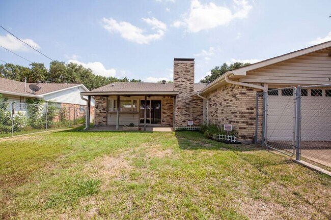 Building Photo - 921 Mossvine Dr