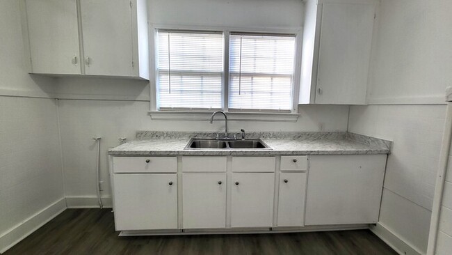 Foto del edificio - Remodeled Two Bedroom House Available For ...