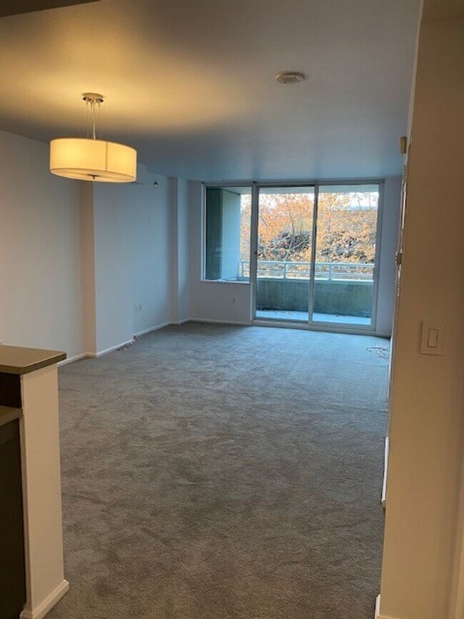 Foto del edificio - 1 Bedroom Condo with  24 Hour Concierge in...