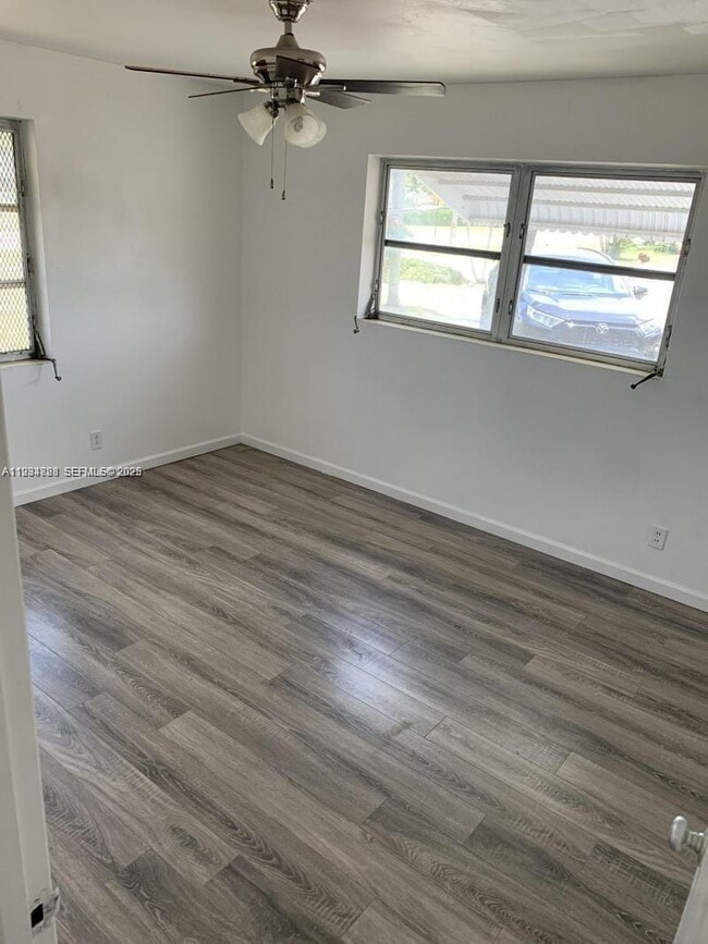 Building Photo - 707 Greenbriar Dr