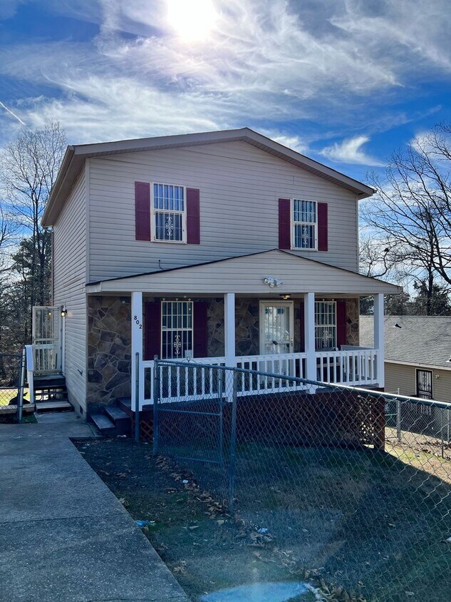 Primary Photo - Amazing 3 bed 1.5 bath for rent!