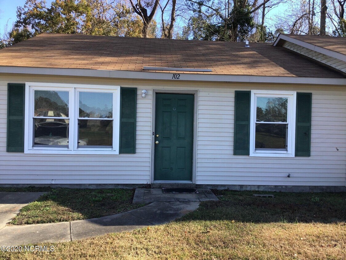 102 Stallion Dr, Jacksonville, NC 28540 Townhome Rentals in