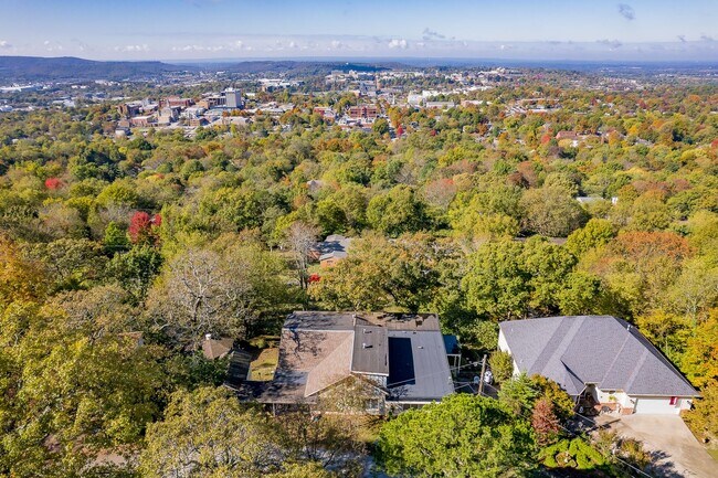 Foto del edificio - WHAT A VIEW!!! FULLY FURNISHED 5 BEDROOM & 4 BATH ON TOP OF MOUNT SEQUOYAH!!!
