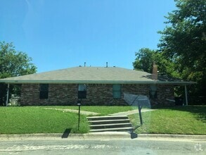 Building Photo - 2320 Vanderbilt Ct