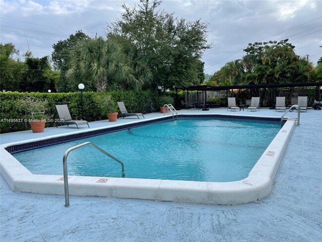 Foto del edificio - 16950 W Dixie Hwy
