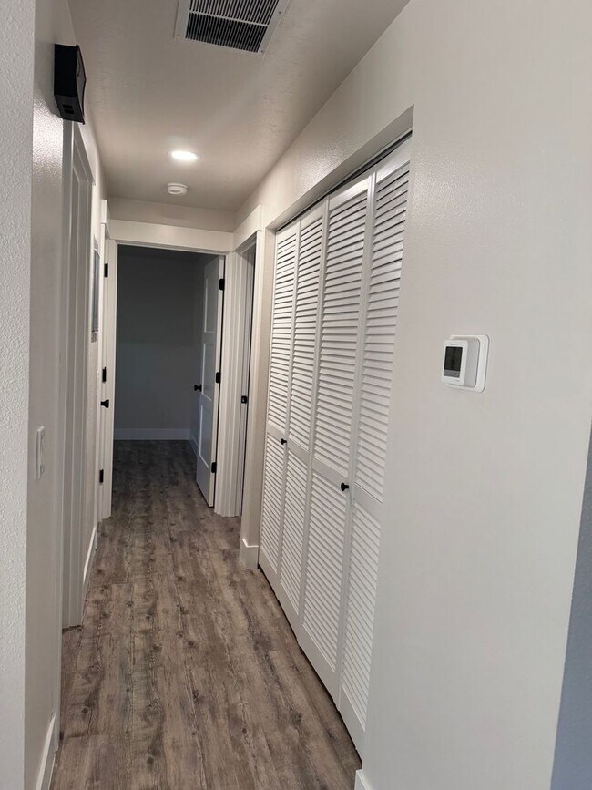 Building Photo - Updated Duplex in SE Bend
