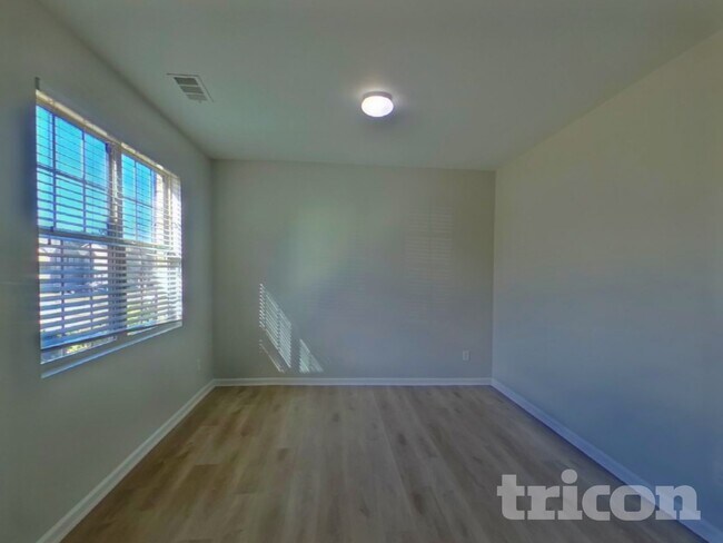 Foto del edificio - 438 Lake Ridge Ln