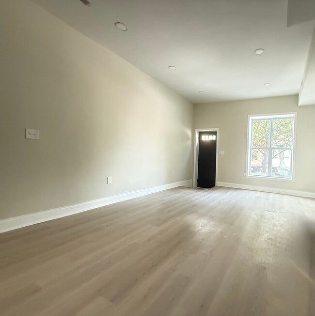 Building Photo - Three Bedroom Home in Baltimore