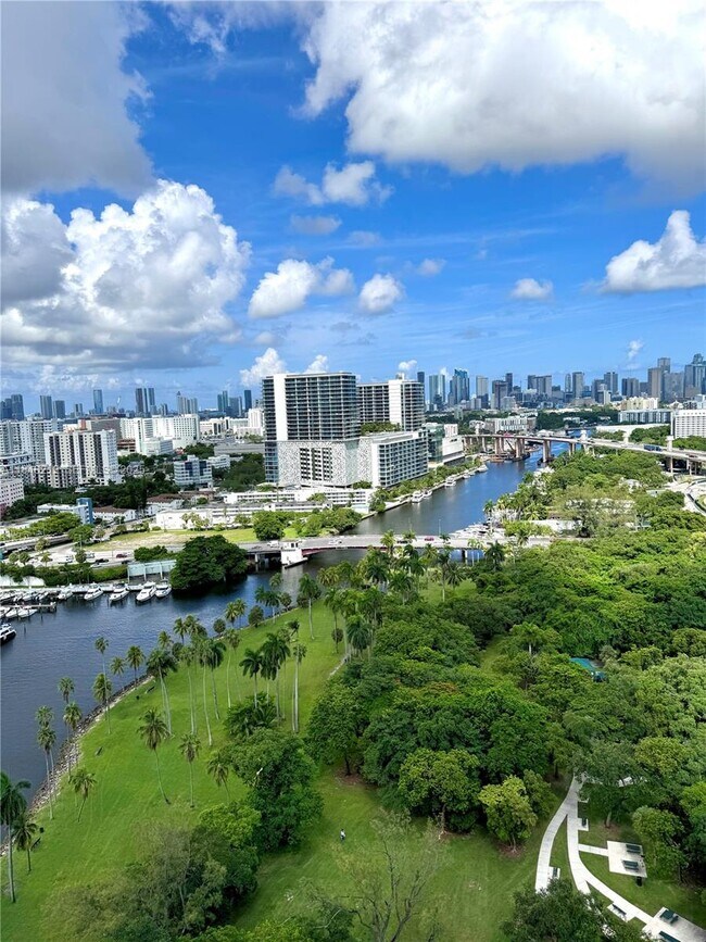 Foto del edificio - 1861 NW S River Dr