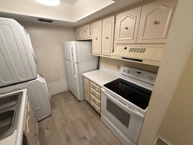 Foto del edificio - 1 Bedroom/1 Bathroom 2nd Floor Condo at Sandlewood Villas AVAILABLE MAY 1st!