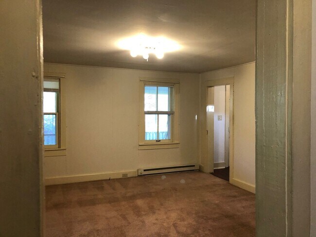 Building Photo - Fully Renovated Farmhouse in Moseley