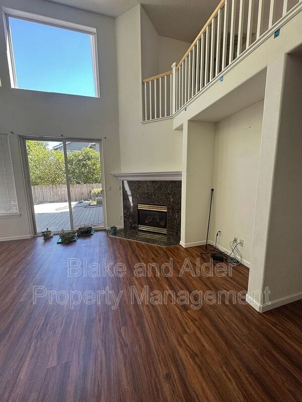 Foto del edificio - 1079 NE Creeksedge Dr