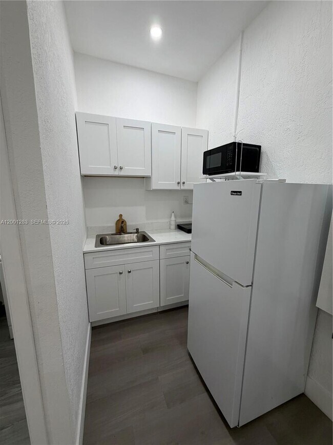 Foto del edificio - 2442 NE 3rd Ct