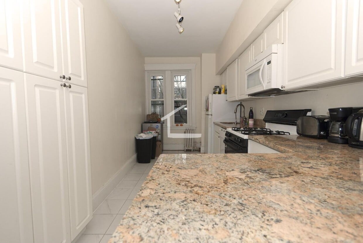 2Br/1Bth, Great location! Heat/Hot Water included! - 1Br/1Bth, ready to move in. Heat/Hot Water...