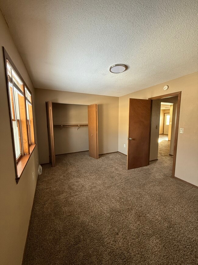 Foto del edificio - 1014 Castlewood Dr