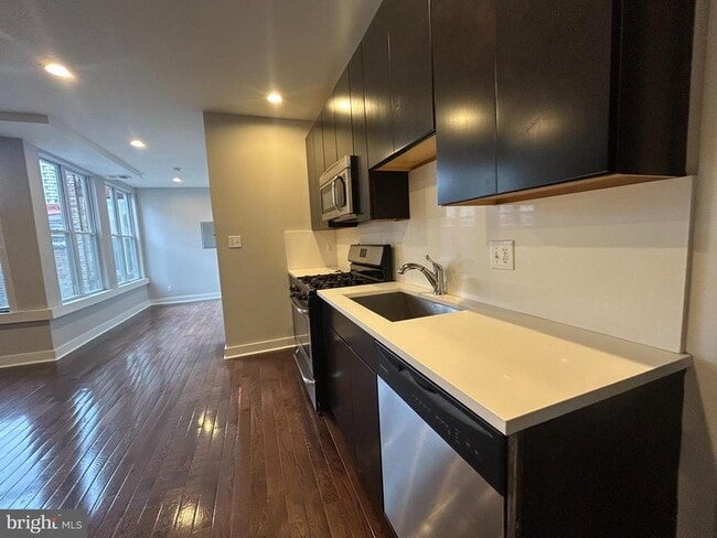 Building Photo - 723 Sansom St