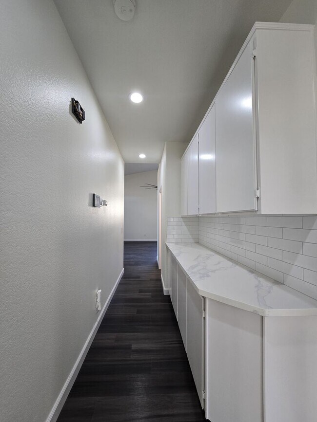 Foto del edificio - Newly Remodeled 4-Bedroom Home in Desirable Community