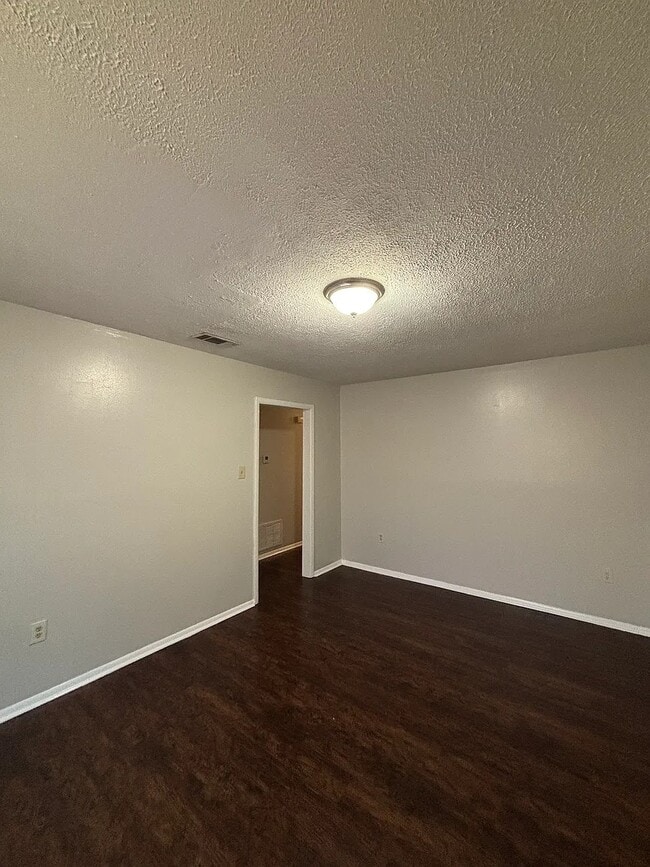 Foto del edificio - 1220 Twin Lakes Dr