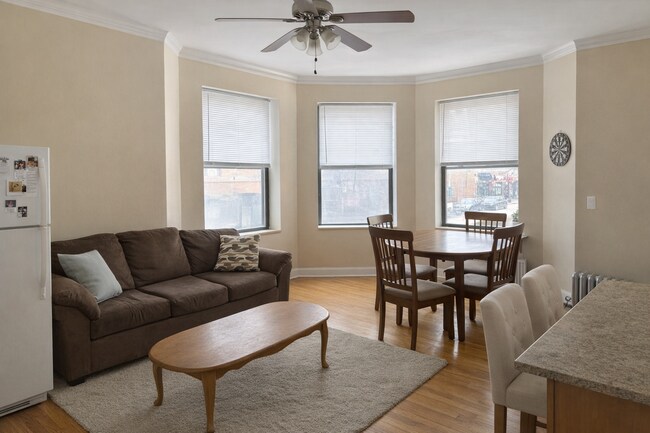 Sala de estar - 1070 W Granville Ave