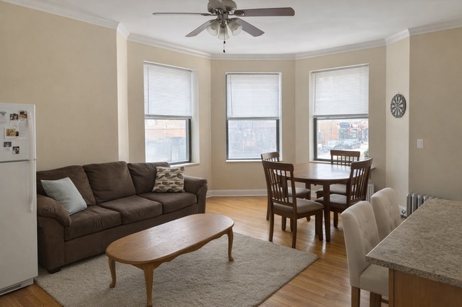 Living Room - 1070 W Granville Ave