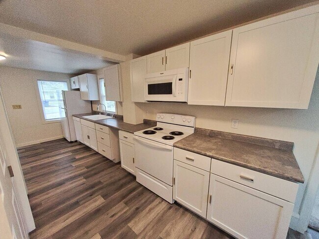 Building Photo - 928 W Kamps Ave