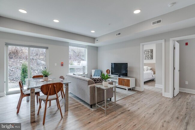 Photo - 1952 Bryn Mawr Ave Apartment