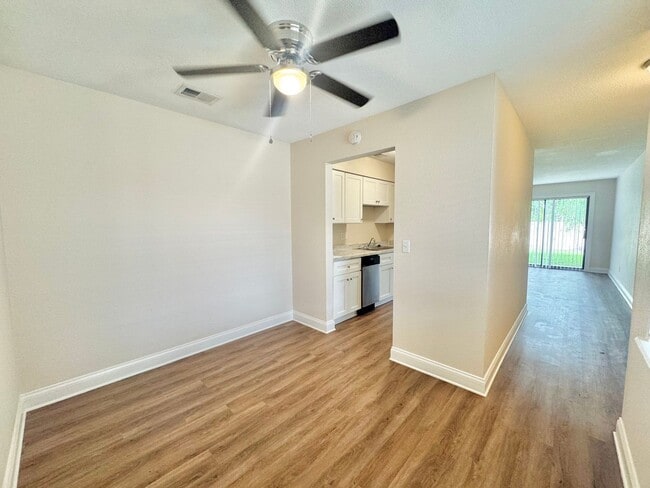 Building Photo - Apartment - Right off Cypress Gardens Blvd!